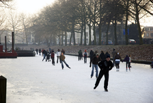 900015 Afbeelding van schaatsers op de bevroren Stadsbuitengracht te Utrecht.